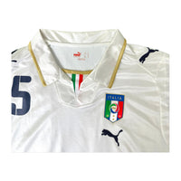 Colletto a polo con finiture oro e inserto tricolore – maglia Italia Away 2008 Puma Cannavaro