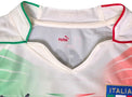 Colletto della maglia Italia Away 2010 con bordini tricolore ed etichetta Puma taglia M Made in Vietnam
