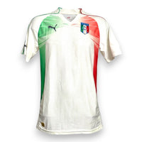 Maglia Italia Away Mondiali 2010 Puma bianca con sfumature tricolore e scudetto FIGC – fronte
