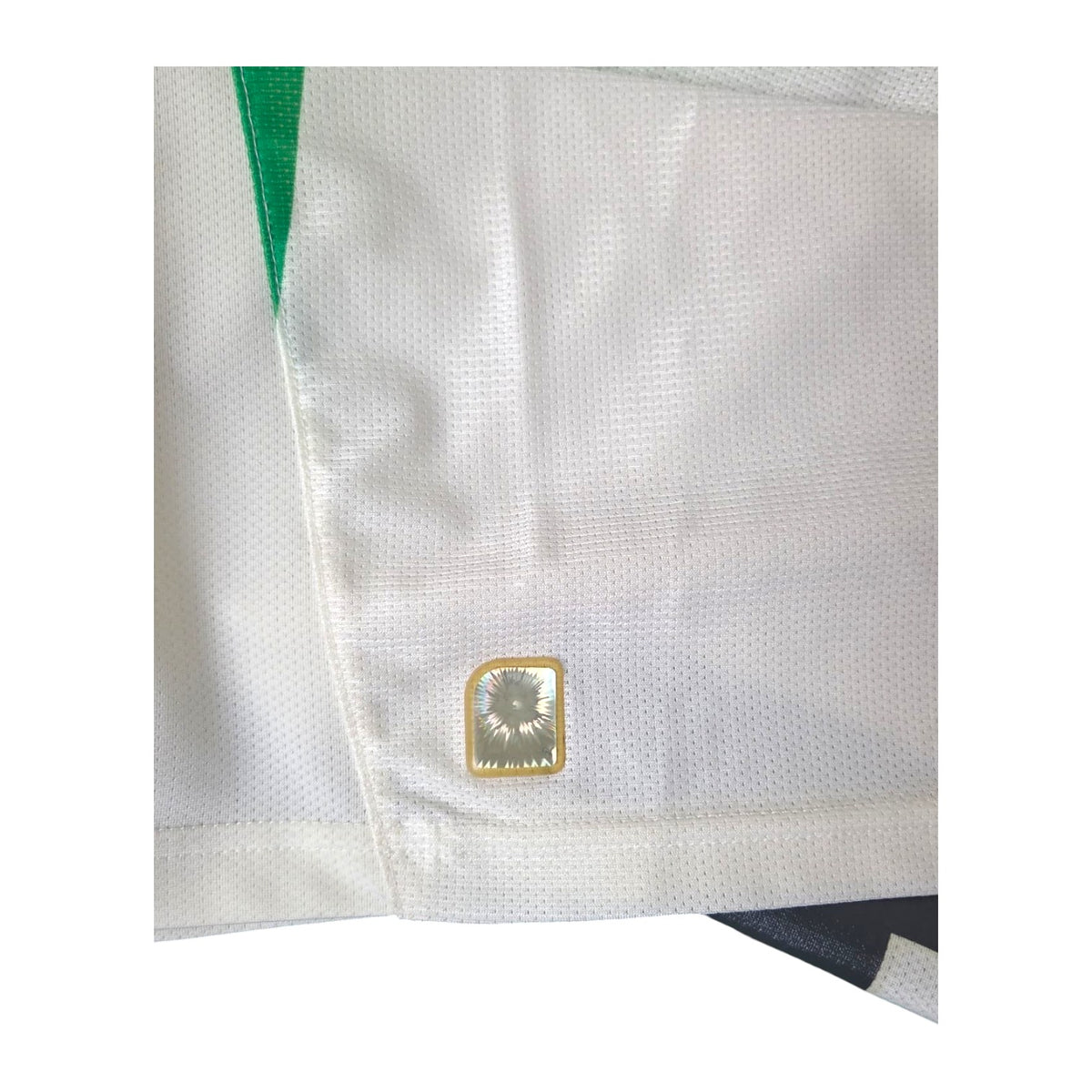 Ologramma dorato di autenticità Puma sul fondo della maglia Italia Away 2010