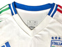 Colletto a V della maglia Italia Away Euro 2024 con etichetta Adidas taglia XL Slim Fit