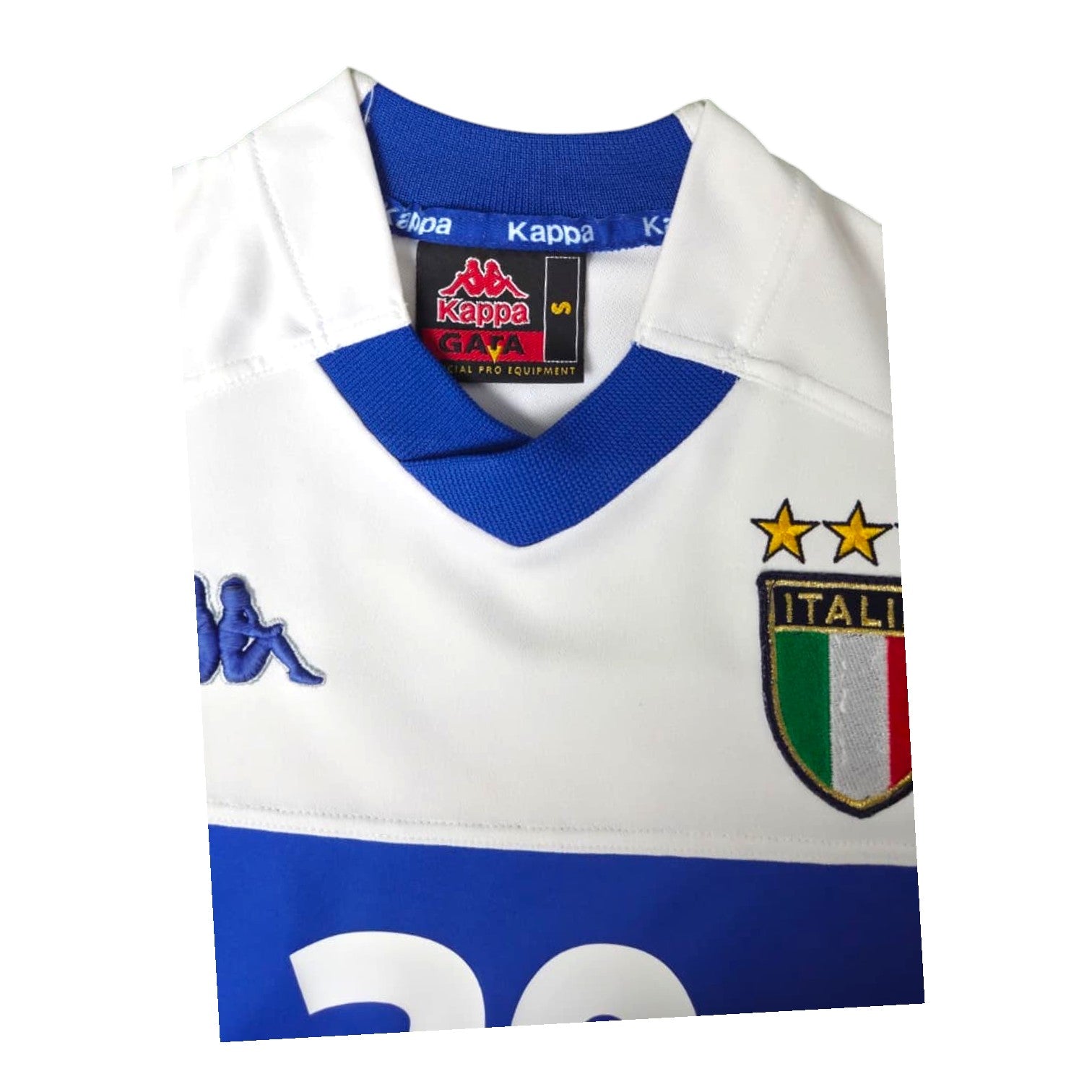 Dettaglio colletto a V e scudetto Italia maglia Away 2002 Kappa – etichetta Kappa GATA taglia S – tessuto bianco