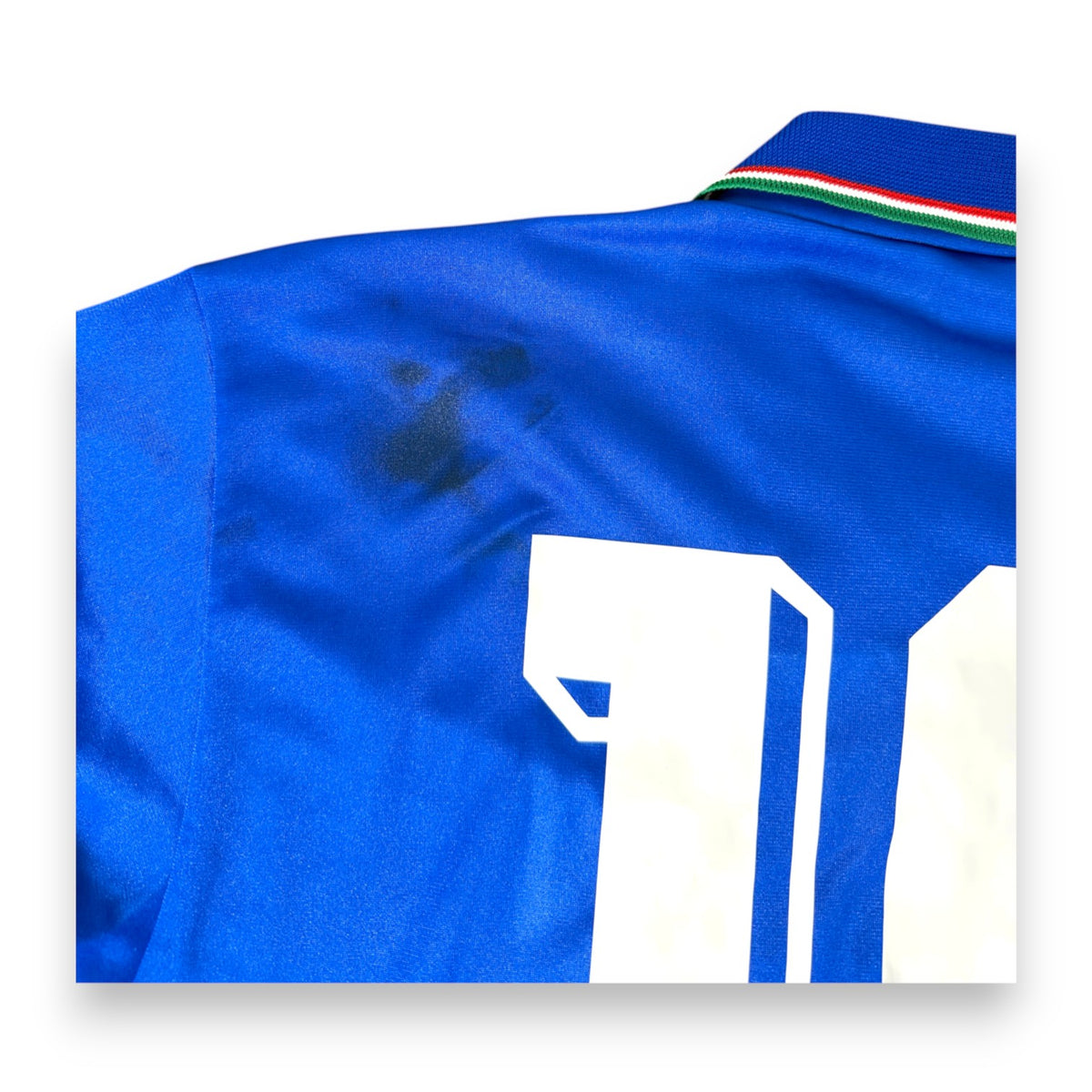 Dettaglio difetto retro spalla maglia Italia Home 1988/90 Diadora – macchie scure sopra il numero 19