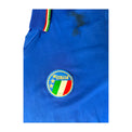 Scudetto rotondo Italia con tre stelle e FIGC e macchia scura sulla spalla – maglia Italia 1988/90 Diadora