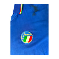 Scudetto rotondo Italia con tre stelle e FIGC e macchia scura sulla spalla – maglia Italia 1988/90 Diadora
