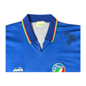 Scudetto rotondo Italia con tre stelle e FIGC e macchia scura sulla spalla – maglia Italia 1988/90 Diadora