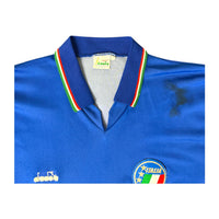 Scudetto rotondo Italia con tre stelle e FIGC e macchia scura sulla spalla – maglia Italia 1988/90 Diadora