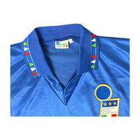 Colletto a polo con triangoli tricolori e stemma FIGC – maglia Italia Home 1992/94 Diadora