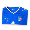 Colletto a V con finiture oro e stemma FIGC – maglia Italia Home 2008 Puma Toni