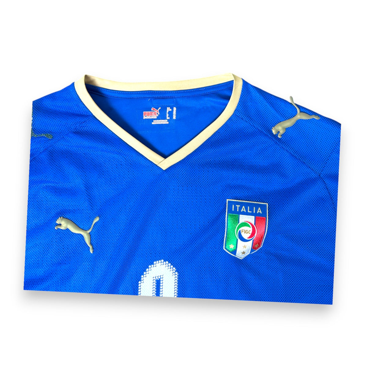 Colletto a V con finiture oro e stemma FIGC – maglia Italia Home 2008 Puma Toni
