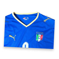 Colletto a V con finiture oro e stemma FIGC – maglia Italia Home 2008 Puma Toni