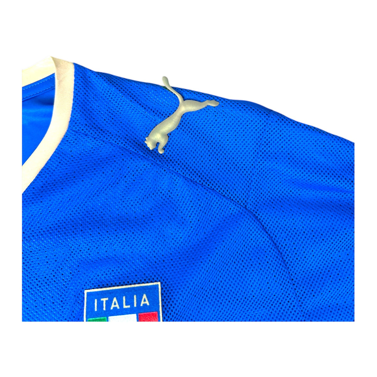 Dettaglio difetto spalla sinistra maglia Italia Home 2008 Puma – logo leggermente sollevato
