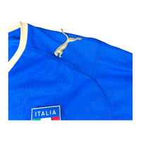 Dettaglio difetto spalla sinistra maglia Italia Home 2008 Puma – logo leggermente sollevato