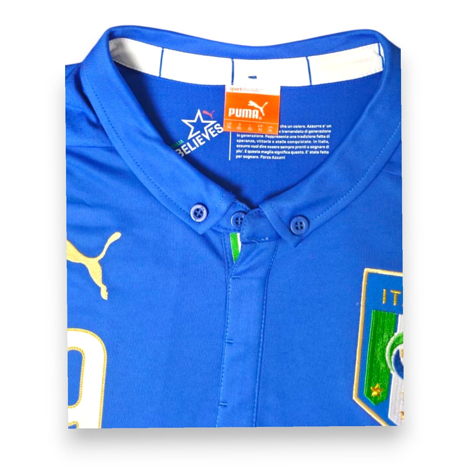 Dettaglio colletto button-down maglia Italia 2014 Puma – etichetta taglia XL – applicazioni dorate Forza Azzurri