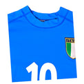 Dettaglio collo alto e scudetto Italia maglia 2002 Kappa – etichetta Kappa Kombat – tessuto vintage azzurro