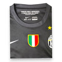 Dettaglio collo maglia Juventus Away 2012-13 Nike – citazione Boniperti Made in Bangladesh taglia L scudetto