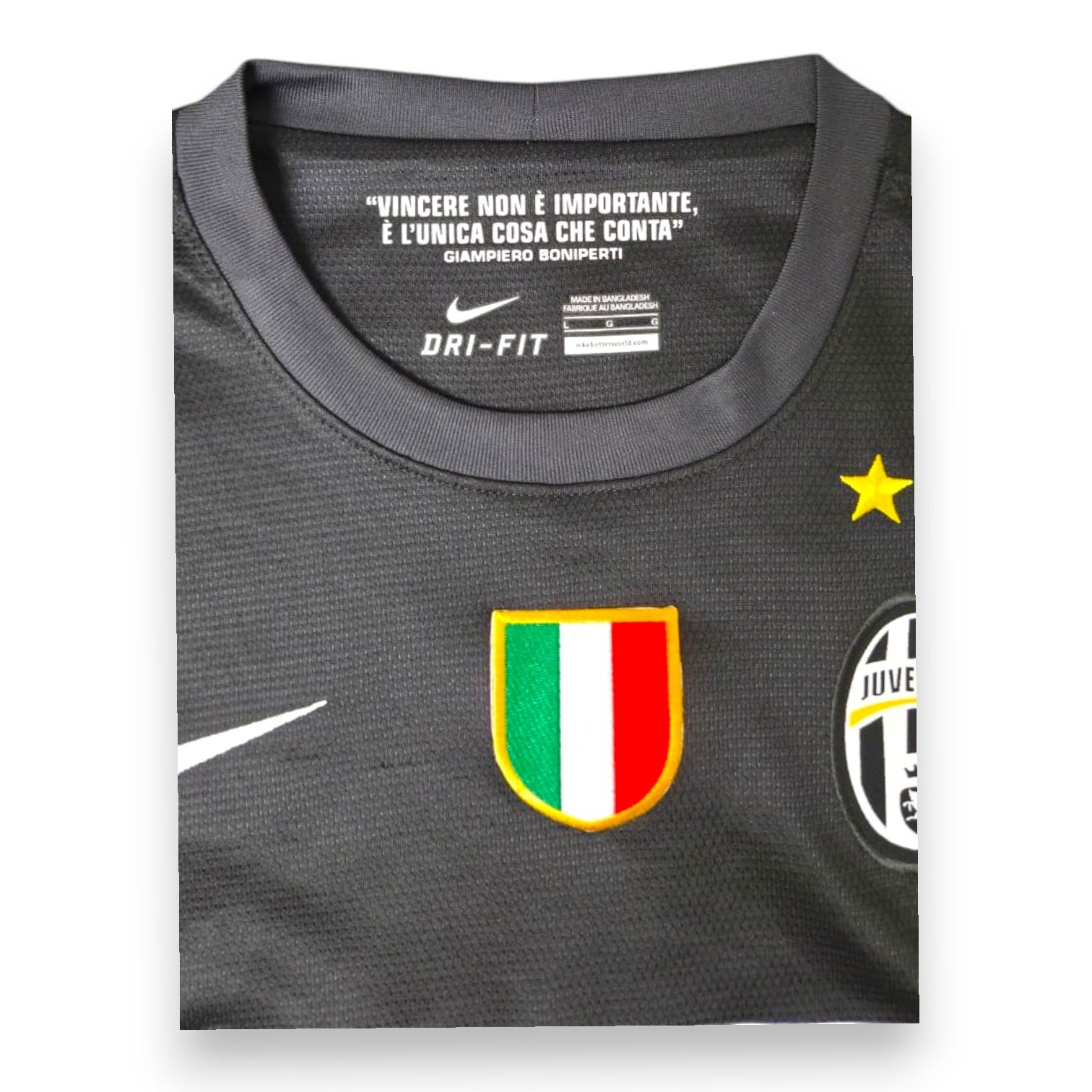 Dettaglio collo maglia Juventus Away 2012-13 Nike – citazione Boniperti Made in Bangladesh taglia L scudetto