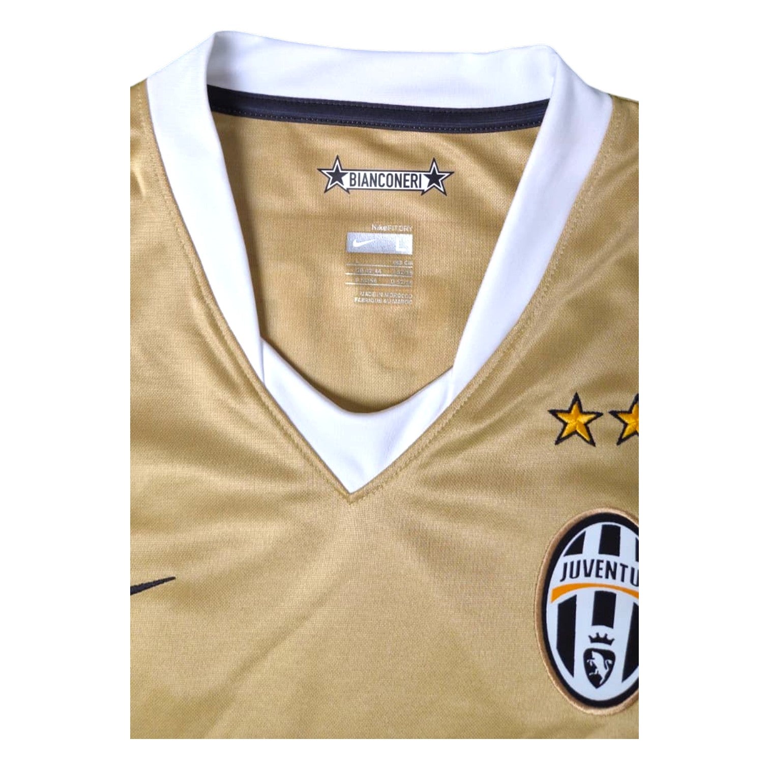 Dettaglio collo a V bianco e scudetto Juventus maglia Away 2008-09 Nike – etichetta Bianconeri Made in Morocco taglia L
