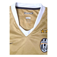 Dettaglio collo a V bianco e scudetto Juventus maglia Away 2008-09 Nike – etichetta Bianconeri Made in Morocco taglia L