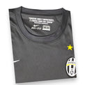 Dettaglio collo citazione Boniperti e stemma Juventus maglia Away 2012-13 Nike – Made in Bangladesh taglia XXL