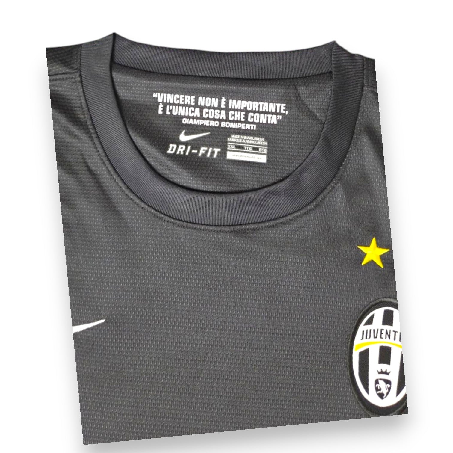 Dettaglio collo citazione Boniperti e stemma Juventus maglia Away 2012-13 Nike – Made in Bangladesh taglia XXL