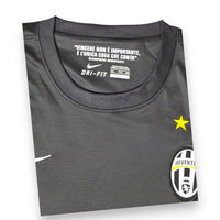Dettaglio collo citazione Boniperti e stemma Juventus maglia Away 2012-13 Nike – Made in Bangladesh taglia XXL
