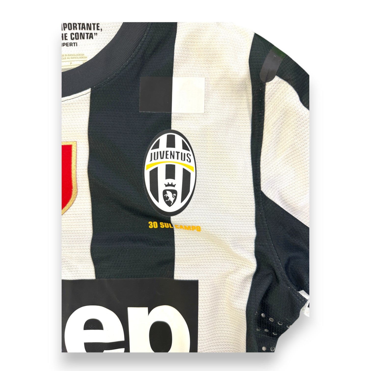 Stemma Juventus con scritta 30 sul campo su maglia Home 2012-13 Nike