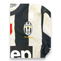 Stemma Juventus con scritta 30 sul campo su maglia Home 2012-13 Nike