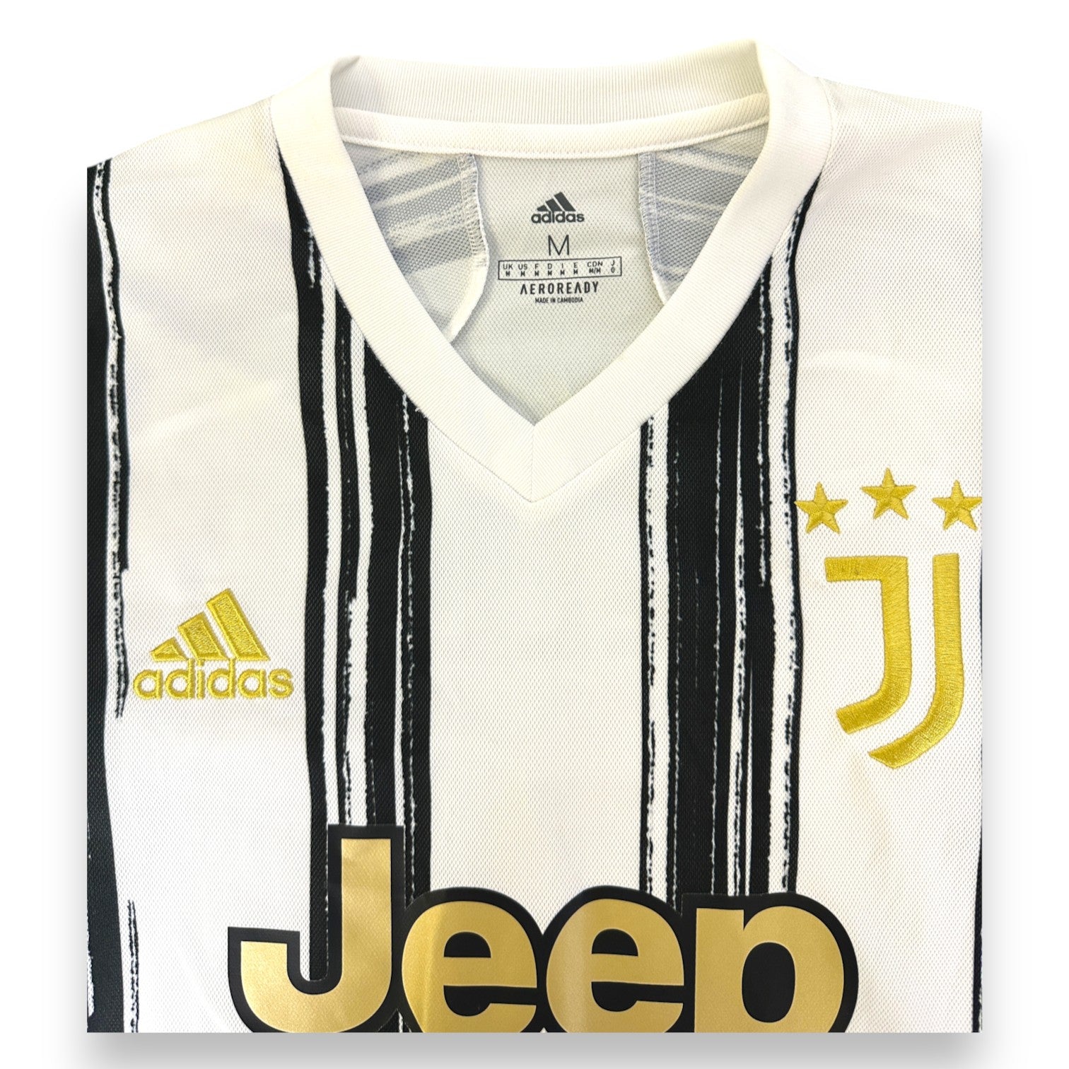 Dettaglio collo a V maglia Juventus 2020-21 – etichetta Adidas taglia M AEROREADY – stemma e tre stelle oro