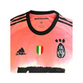 Colletto della maglia Juventus Humanrace con etichetta Adidas taglia M Primegreen e stemma ovale dipinto