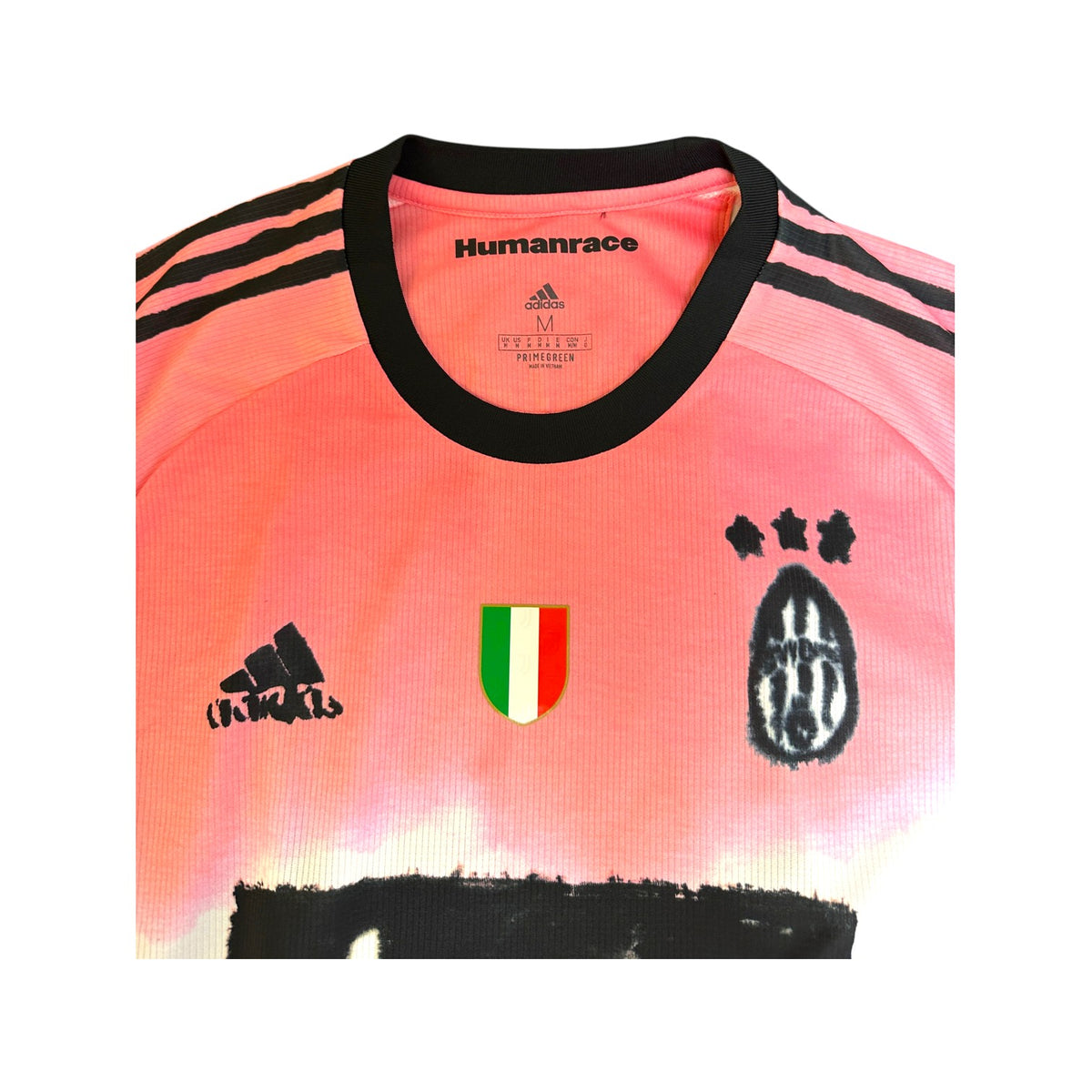 Colletto della maglia Juventus Humanrace con etichetta Adidas taglia M Primegreen e stemma ovale dipinto