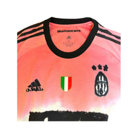 Colletto della maglia Juventus Humanrace con etichetta Adidas taglia M Primegreen e stemma ovale dipinto