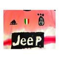 Stemma Juventus dipinto con tre stelle, scudetto tricolore e sponsor Jeep sulla maglia Humanrace 2020/21
