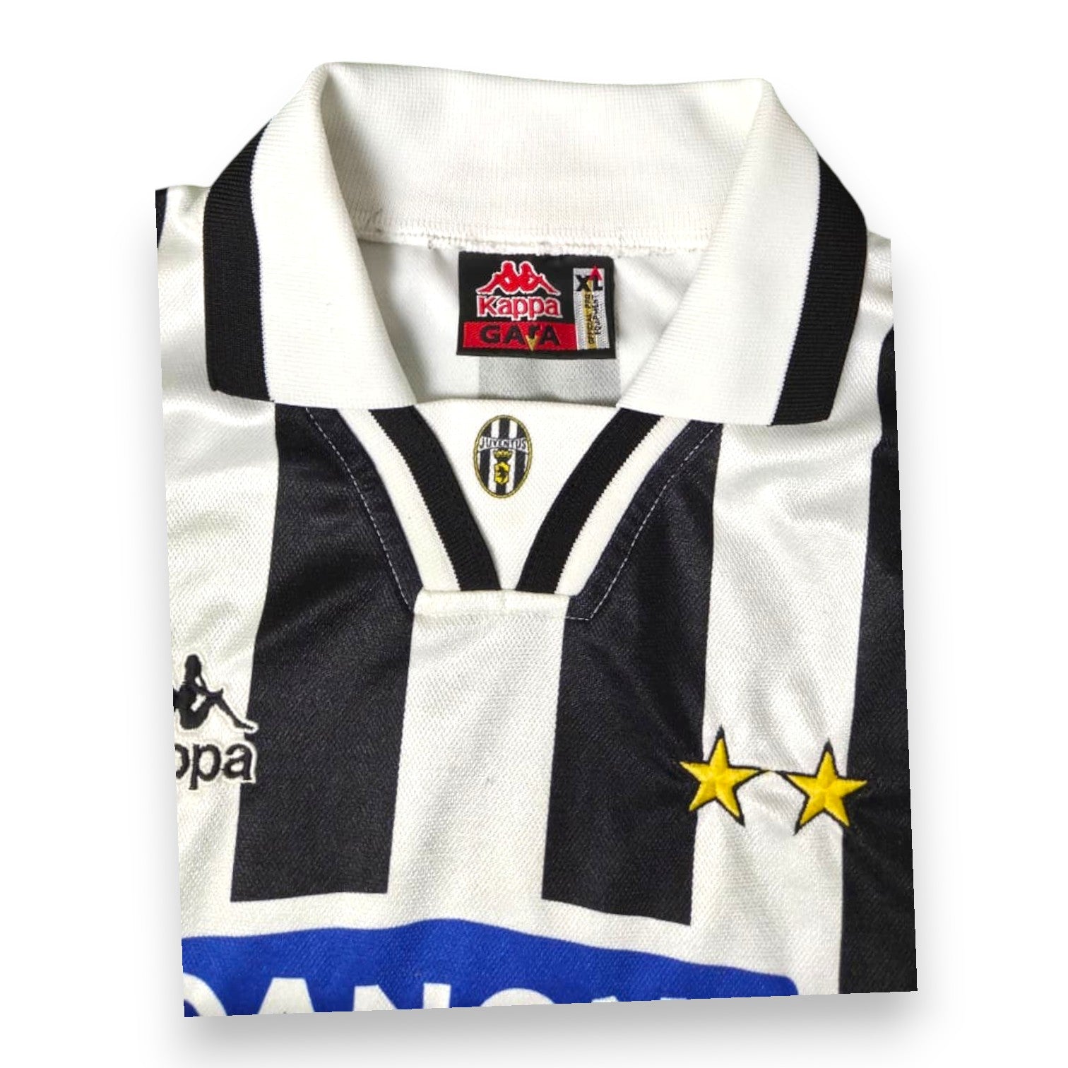 Dettaglio colletto bianco e stemma Juventus maglia Home 1994-95 Kappa – etichetta Kappa GATA taglia XL due stelle