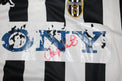 Autografo originale Zoran Mirković pennarello rosso sullo sponsor Sony maglia Juventus 1999/2000 – grafica screpolata dal tempo certificato COA incluso