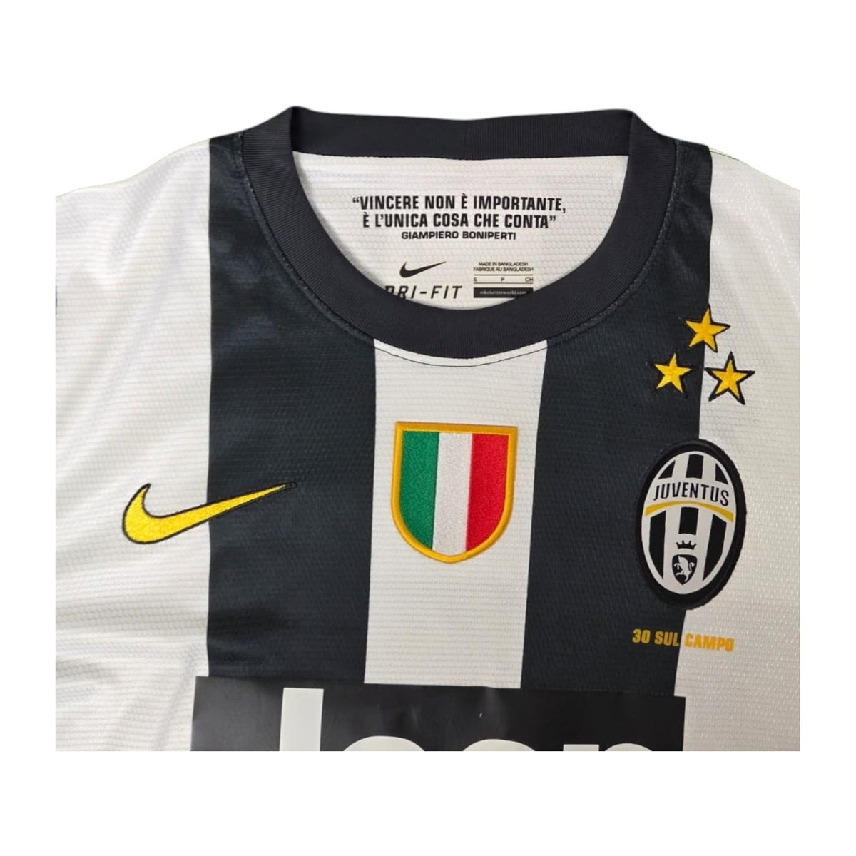 Colletto della maglia Juventus 2012/13 con frase di Boniperti, etichetta Nike Dri-Fit taglia S e scritta 30 sul campo