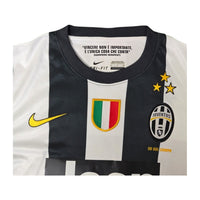 Colletto della maglia Juventus 2012/13 con frase di Boniperti, etichetta Nike Dri-Fit taglia S e scritta 30 sul campo