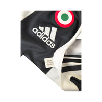 Cartellino Adidas con codice CF3489 e data 09/18 e coccarda Coppa Italia sulla maglia Juventus 2018/19