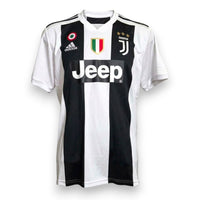 Maglia Juventus Home 2018/19 Adidas con scudetto, coccarda Coppa Italia e sponsor Jeep – fronte