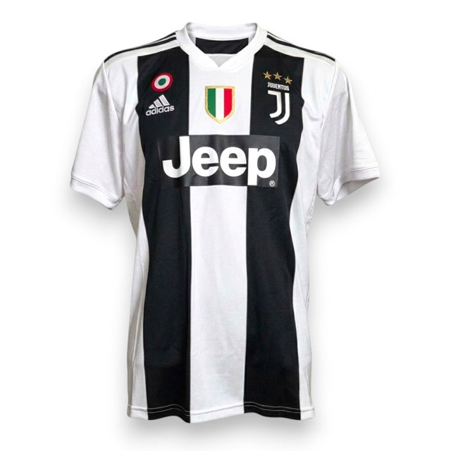 Maglia Juventus Home 2018/19 Adidas con scudetto, coccarda Coppa Italia e sponsor Jeep – fronte