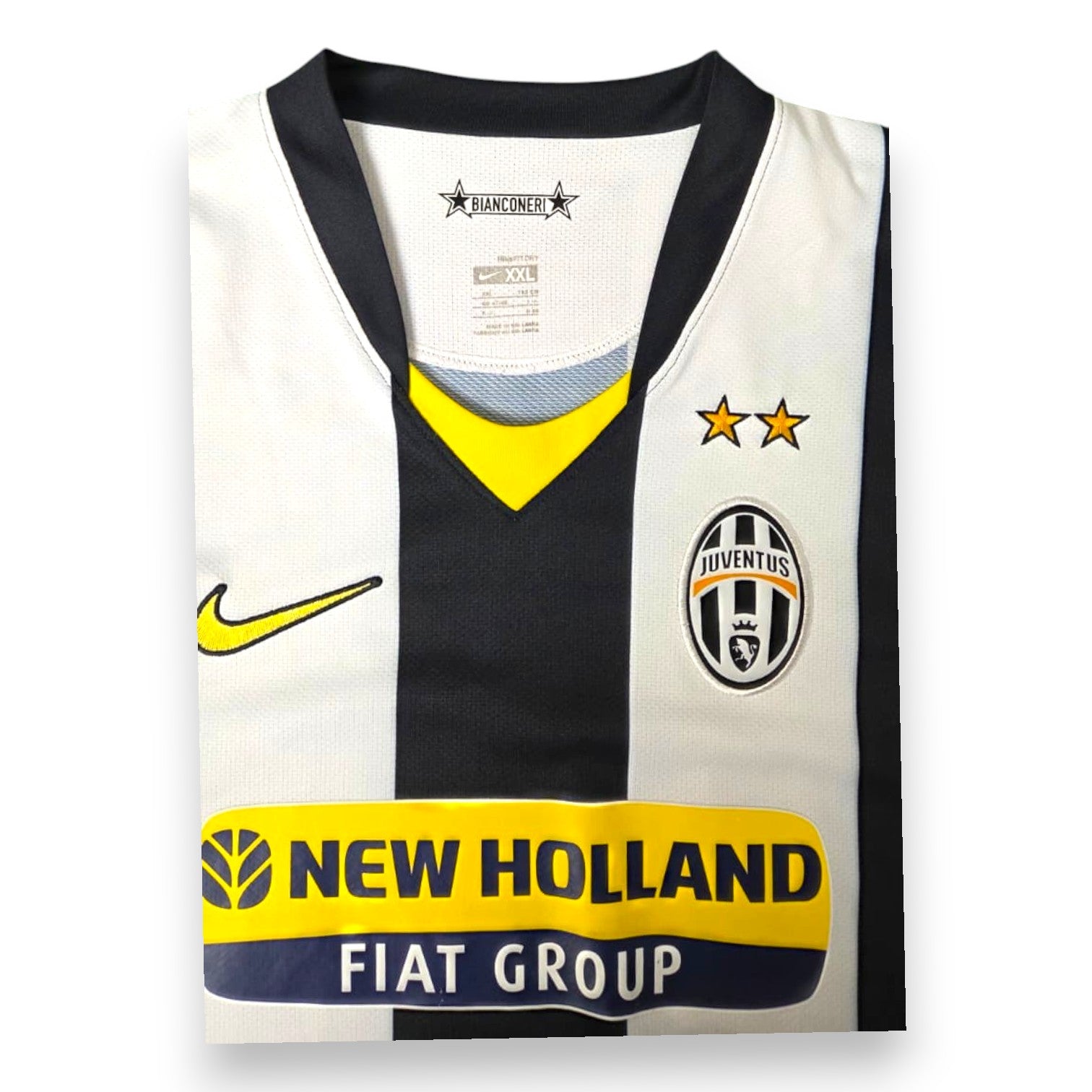Dettaglio collo a V e stemma Juventus maglia Home 2008-09 Nike – etichetta Bianconeri taglia XXL due stelle