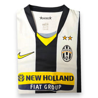 Dettaglio collo a V e stemma Juventus maglia Home 2008-09 Nike – etichetta Bianconeri taglia XXL due stelle