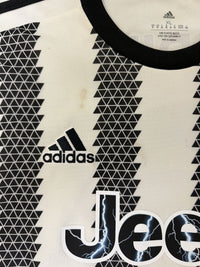 Dettaglio fronte maglia Juventus Home 2022-23 logo adidas e sponsor Jeep – motivo a triangoli Store autentica