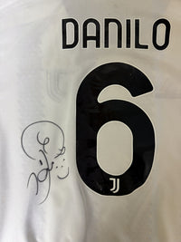 Dettaglio autografo originale Danilo sul numero 6 maglia Juventus Home 2022-23 – firma a pennarello nero