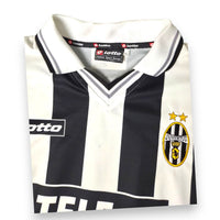 Dettaglio colletto bianco e scudetto Juventus maglia Home 2001-02 Lotto – etichetta taglia XL due stelle