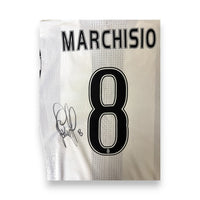 Dettaglio autografo originale Claudio Marchisio a pennarello nero su maglia Juventus Home 2016-17 numero 8 – COA incluso