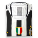 Dettaglio collo e scudetto Juventus maglia Home 2003-04 Nike – Made in Bulgaria taglia L swoosh oro