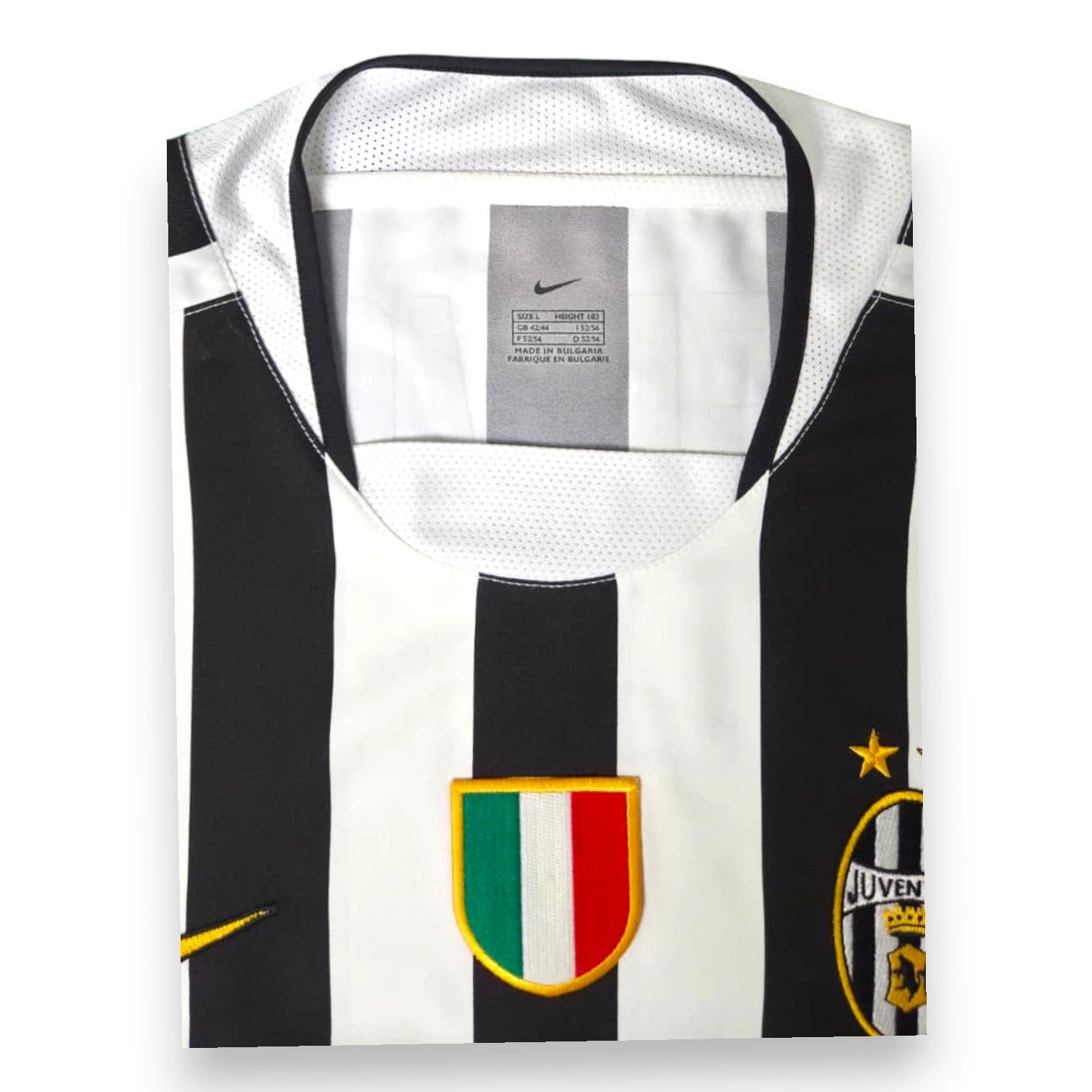 Dettaglio collo e scudetto Juventus maglia Home 2003-04 Nike – Made in Bulgaria taglia L swoosh oro