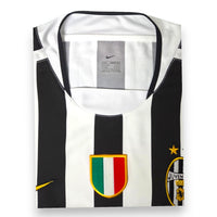 Dettaglio collo e scudetto Juventus maglia Home 2003-04 Nike – Made in Bulgaria taglia L swoosh oro
