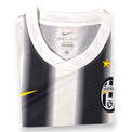 Dettaglio collo a V e stemma Juventus maglia Home 2011-12 Nike – Made in Bangladesh taglia S swoosh giallo